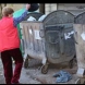 Откриха новородено, изхвърлено в контейнер