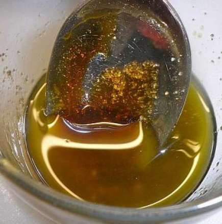 Смес от сол, зехтин, оцет и мед за чупещи се нокти