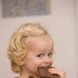 Давайте шоколад на детето редовно, но по малко