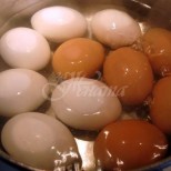 Как да сварим Великденски яйца без да се напукат