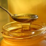 Как да използваме ценните качества на меда в домашната козметика