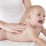 Полезен ли е масажът за бебето