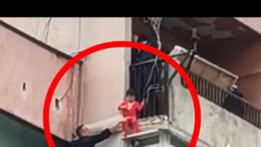 Кадри от спасяването на 2-годишно дете, висящо от балкон в Ямбол