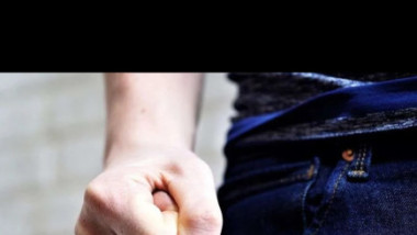 Охранител нанася побой над ученик