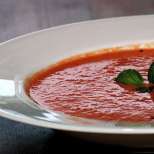 Студена доматена супа с босилек 