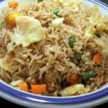 Пържен ориз с яйца и зеленчуци