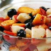 Плодова салата с боровинки, праскови и мащерка