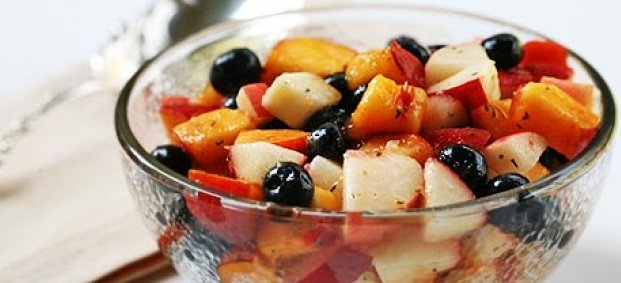 Плодова салата с боровинки, праскови и мащерка