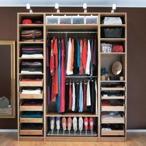 Препоръки за подреждане на гардероба според цветовете