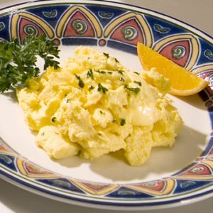 Пържени картофи с яйца и сирене