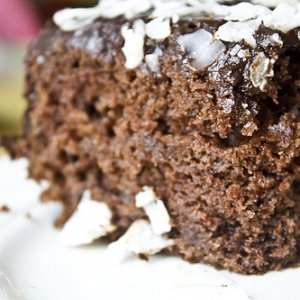 Тъмен шоколадов кейк с шоколадови снежинки