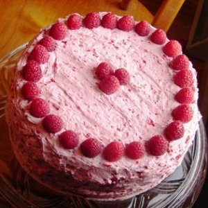 Торта с малиново-целувчена глазура