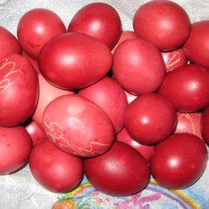 Какво се прави с второто боядисано червено яйце