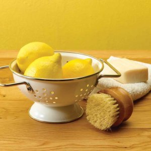 Пресният лимонов сок, подобрява храносмилането