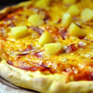 Нетрадиционна пица с картофи и ананас