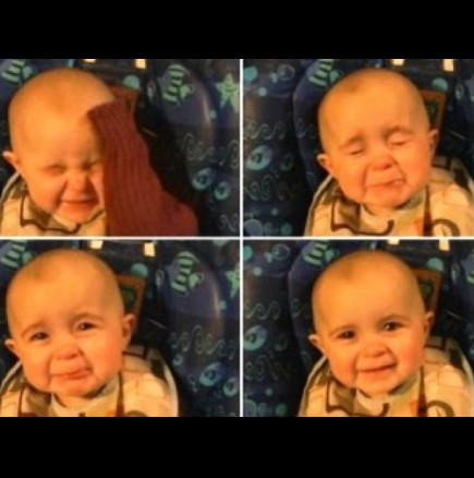 Бебе, което се "разнежи", докато слуша мама как пее-Видео