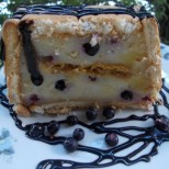 Бърза пудинг торта с бисквитки и боровинки - добре охладена е идеалният летен десерт!