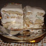 Бързо изкушение в топлия следобед - бисквитена тортичка с орехи и сметанов крем