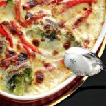 Лесна зеленчукова мозайка със сос на фурна - изглежда супер, а вкусът й е върховен!