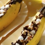 Ако обичате банани и разполагате с 5 свободни минути, непременно вижте това: Бананово вълшебство с шоколад (ВИДЕО)