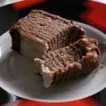 Сараевска торта без печене - нежни бисквитени кори, слепени с пухкав млечен крем и шоколадова глазура за разкош!