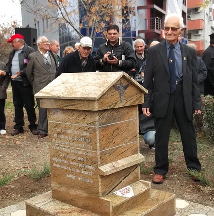 В Пловдив вдигнаха паметник на пчелата
