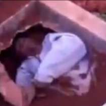 Мъж изпълзя от гроба си, след като бил погребан жив-ВИДЕО от изравянето