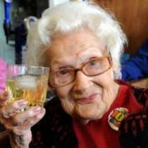 100-годишна жена: Жива съм благодарение на уискито и цигарите!