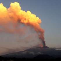 Вулканът Етна отново изригва (Видео)