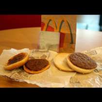 Мъж откри в джоб на старо палто хамбургер от Макдоналдс на 14 години, който изглежда пресен!