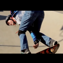 Впечатляващата воля на младеж, който управлява скейтборд напълно сляп-Видео