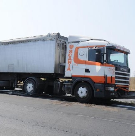 Катастрофа между два камиона затвори входа на Бургас