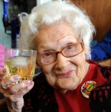 100-годишна жена: Жива съм благодарение на уискито и цигарите!