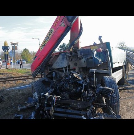 Влакът Ловеч-Левски удари товарен автомобил