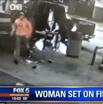 Мъж подпали жена си на бензиностанция-Видео