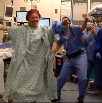 Вижте смелата постъпка на 44-годишна майка на две деца, преди операция за отстраняване на гърдите-Видео