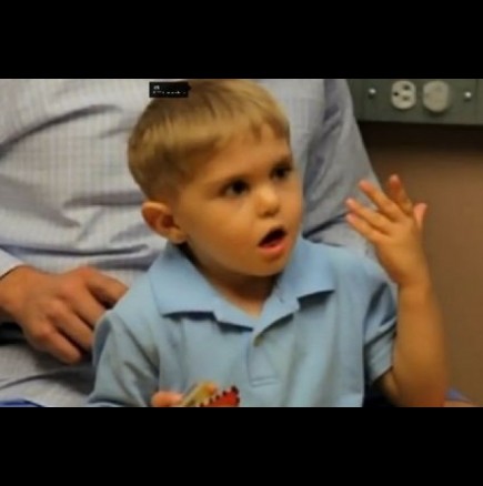 Момченце, което чу за пръв път гласа на баща си след операция за възстановяване на слуха