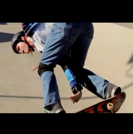 Впечатляващата воля на младеж, който управлява скейтборд напълно сляп-Видео
