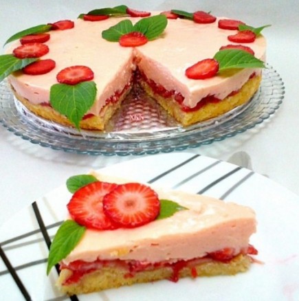 Идеалното изкушение в летния следобед: Лесна тортичка с ягоди и много свежест