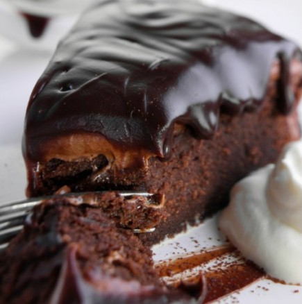 Безобразно добра шоколадова торта, вдъхновила над 5 милиона души в Интернет (ВИДЕО)!