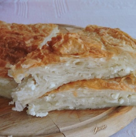 Има много рецепти за домашен бюрек, но тази е най-близо до оригинала: Одрински бюрек със сирене