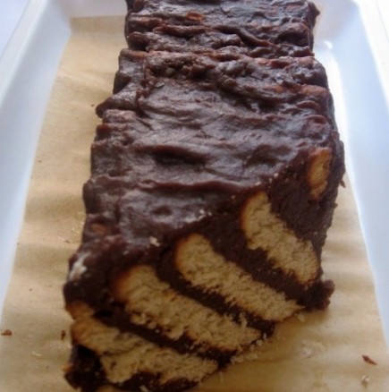 Този лесен сладкиш ще ви върне в детството, когато сами си приготвяхме тортите у дома: Непечена бисквитена торта Зебра