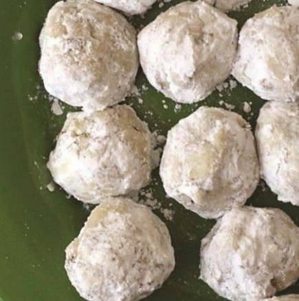 Опитвали ли сте арменски сладки? Нежни маслени топчици, топящи се в устата с хрупкави парченца бадем - самото съвършенство!