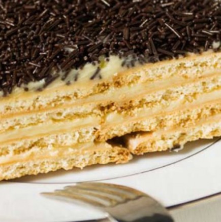 Класическа бисквитена торта с ванилов крем - винаги актуална, вкусна и подходяща за всеки повод