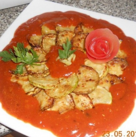 Пържени тиквички в доматен сос - истинска класика, за нула време домът ви ще заухае на лято!