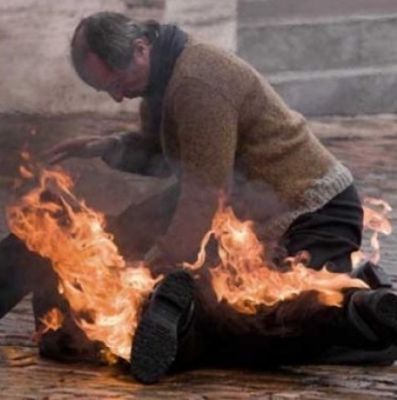 Мъж се самозапали пред сина си