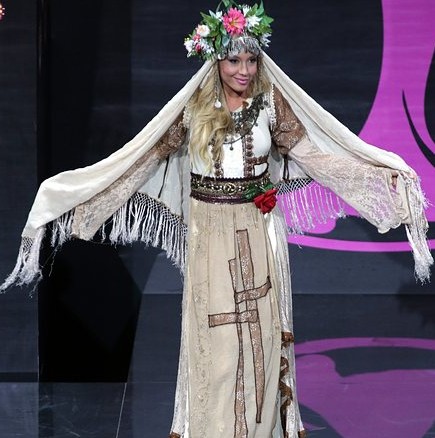 Мис България представи национален костюм в Москва