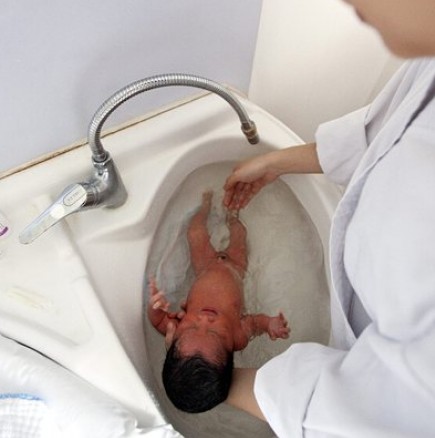 Полезен начин за къпане на новородени