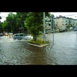 Новата седмица ще започне с валежи и гръмотевични бури! Ето кога спират пороите и градушките