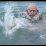 Той плясна във водата два пъти и се спаси от удавяне! Ето какъв гениален трик използва, за да не се удави в морето!